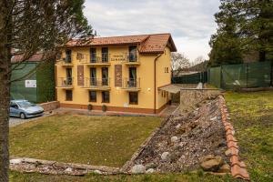 une maison avec une cour devant elle dans l'établissement Penzión Zunama, à Bardejovské Kúpele