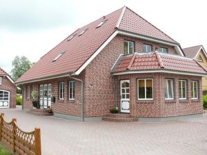 ein Backsteinhaus mit rotem Dach in der Unterkunft Ferienhaus Ankerplatz in Fehmarn