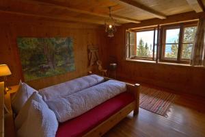 uma sala de estar com um sofá num quarto de madeira em Chasa Sassalba em Lü
