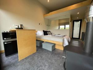 1 dormitorio con cama y espejo grande en Valley View Pendle en Foulridge