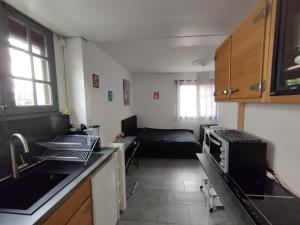 Kuchyňa alebo kuchynka v ubytovaní Studio tout équipé avec lit double et espace extérieur