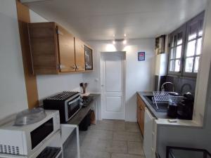 Kuchyňa alebo kuchynka v ubytovaní Studio tout équipé avec lit double et espace extérieur
