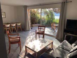 - un salon avec un canapé et une table dans l'établissement Villas Valinco San Martinu Corse du Sud - vue et proche mer - piscines-7 chambres, à Olmeto