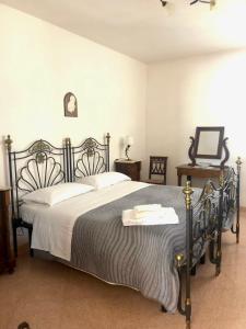 1 dormitorio con 1 cama grande con marco de metal en La Dimora Del Barone, en Vernole