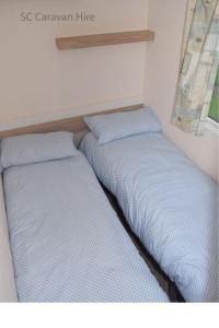Voodi või voodid majutusasutuse 3 Bedroom at Seton Sands Caravan Hire toas