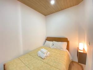 ein Schlafzimmer mit einem Bett mit zwei Handtüchern darauf in der Unterkunft Casa Alto Do Viso in Figueira da Foz + 21 Fotos