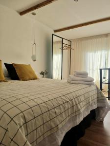 a bedroom with a bed with towels on it at Factoria - Casa de Huéspedes in Curuzú Cuatiá