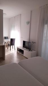 TV a/nebo společenská místnost v ubytování Sal Mar Suites