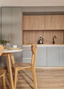 a kitchen with a wooden table and a wooden chair at Factoria - Casa de Huéspedes in Curuzú Cuatiá