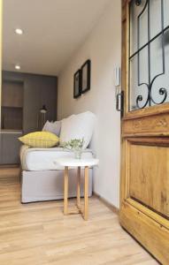a bedroom with a bed and a table next to a door at Factoria - Casa de Huéspedes in Curuzú Cuatiá