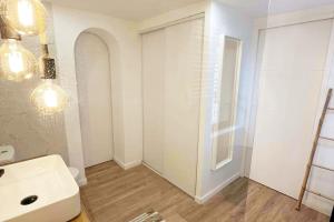 Kúpeľňa v ubytovaní Mini Villa Indépendante à 350m de la mer (LAX)