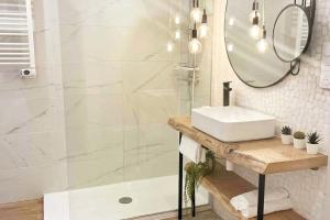a bathroom with a sink and a shower at Mini Villa Indépendante à 350m de la mer (LAX) in Lucciana