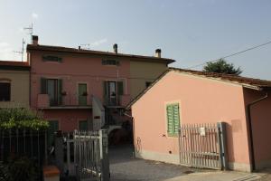 a pink house with a gate and a fence at Casa Victoria in Galleno