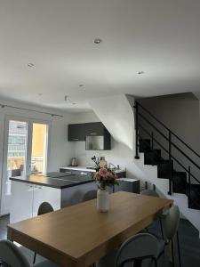 Fotografia z galérie ubytovania Duplex lumineux rénové avec terrasse et bains de soleil v Cannes