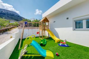 Herní místnost nebo prostor pro děti v ubytování Cactus Guesthouse, Κίνι Συρος