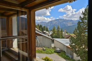 Elle offre une vue sur la montagne depuis sa fenêtre. dans l'établissement Chasa Sassalba, à Lü