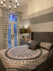 The Vines Lodge luxury apartment في كْليثوربس: غرفة نوم بسرير كبير ونافذة