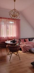 Dom pod Różą في Rząska: غرفة معيشة مع طاولة وسرير