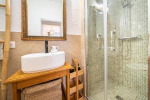 łazienka z umywalką i prysznicem w obiekcie La Maison de l'Âne w mieście Seillans +37 zdjęć