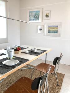 uma sala de jantar com mesa e cadeiras em großzügiges Penthouse-Loft - modern möbliert mit Einbauküche in zentraler und ruhiger Lage em Bad Vilbel