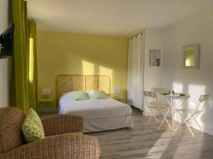Postel nebo postele na pokoji v ubytování Hôtel Les Calanques