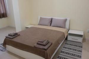 een slaapkamer met een bed met twee handdoeken erop bij Готель Гармонія. Термально-оздоровчий комплекс. in Mynay