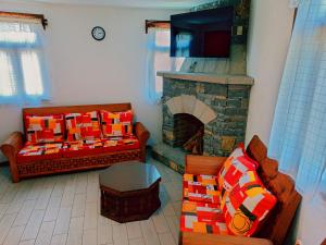 ein Wohnzimmer mit 2 Sofas und einem Kamin in der Unterkunft Cabaña familiar en Huasca in Huasca de Ocampo