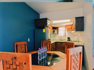 eine Küche und ein Esszimmer mit einem Tisch und Stühlen in der Unterkunft Cabaña familiar en Huasca in Huasca de Ocampo