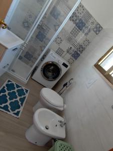 La salle de bains est pourvue de toilettes, d'un lavabo et d'une douche. dans l'établissement Casa Limone, à San Pietro in Bevagna