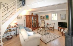 un soggiorno con divano bianco e scala di Beautiful Home In Villeneuve Les Avignon With Kitchen a Villeneuve-lès-Avignon