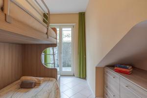 1 dormitorio con litera y escalera en Lake Como Apartment with Balcony and Private Parking, en Ossuccio