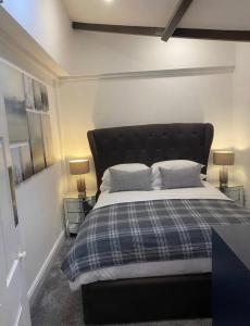1 dormitorio con 1 cama grande y 2 mesitas de noche en Balcony House Apartment in Kendal, en Kendal