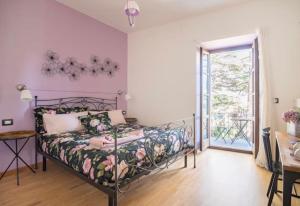 um quarto com uma cama e uma grande janela em B&B La Dolce Casa Lago di Como em Cremia