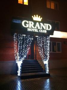 トゥーラにあるGrand Hotel Clubのクリスマスの灯りを持つ大ホテルの看板