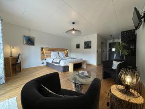 1 dormitorio con 1 cama y sala de estar en Le Volcan des Sens, chambres d'hotes de luxe et SPA, en Torsiac