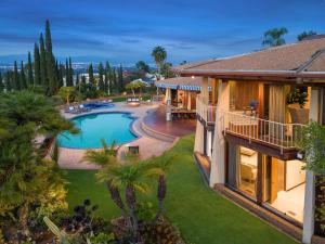 una vista aérea de una casa con piscina en Via Vallarta, en Los Ángeles