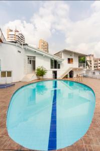 duży niebieski basen przed domem w obiekcie La Arboleda del Rio. w mieście Cali