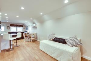 uma sala de estar com um sofá e uma mesa em Cozy Solar-Powered Loft Walk to Lake Champlain! 