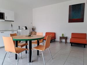 a dining room with a table and chairs at Gîte dans Parc de Sculptures - Gîte "Zanzibar" in Port-Mort