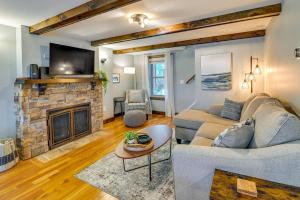 - un salon avec un canapé et une cheminée dans l'établissement Saratoga Springs Vacation Rental with Lake Views!, à Saratoga Springs