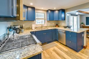 - une cuisine avec des placards bleus et une cuisinière dans l'établissement Saratoga Springs Vacation Rental with Lake Views!, à Saratoga Springs