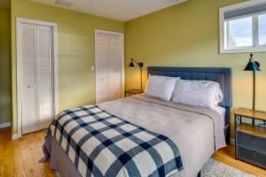 Saratoga Springs Vacation Rental with Lake Views! في ساراتوجا سبرينجز: غرفة نوم بسرير وبطانية زرقاء وبيضاء