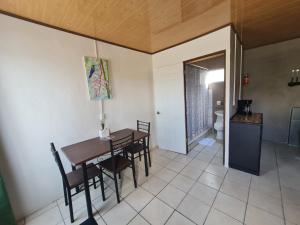 - une cuisine et une salle à manger avec une table et des chaises dans l'établissement Cabinas Guayabón #4 La Fortuna Volcán Arenal, à Fortuna