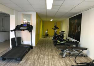 - une salle de sport avec un tapis de course et un vélo dans l'établissement Mobil home détente Biscarrosse, à Biscarrosse