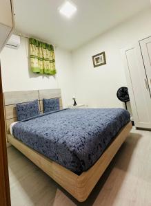 um quarto com uma cama com um edredão azul em Charming episode em Lisboa