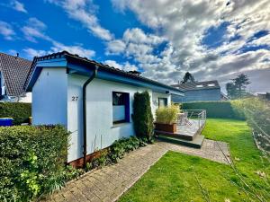 ein weißes Haus mit blauem Dach in der Unterkunft kleine Seemöwe in Zingst