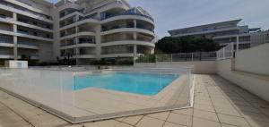 Bazén v ubytovaní Le SEXTANT, Frejus Plage, Grand T2, 52 M2 3-4 pers alebo v jeho blízkosti