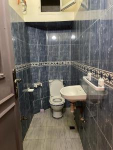 een badkamer met een toilet en een wastafel bij Holiday house in Sale
