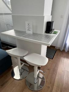 Televízia a/alebo spoločenská miestnosť v ubytovaní Luxe CENTRAL Studio with POOL, PARKING & AC