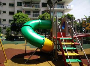 Aire de jeux pour enfants de l'établissement Indah Alam Condo